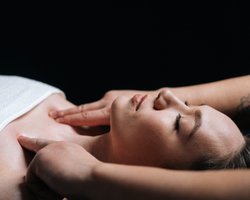  35 minute back, neck, head and shoulder massage & €30 credit on spa products,